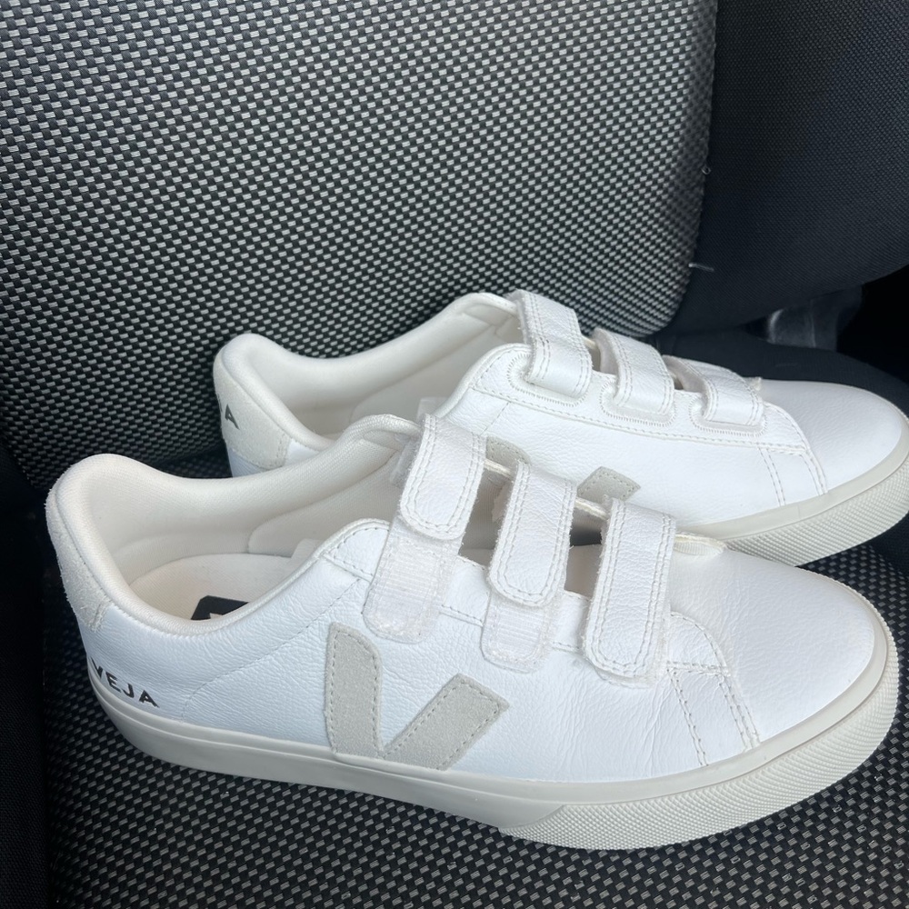 NWOT veja sneaker